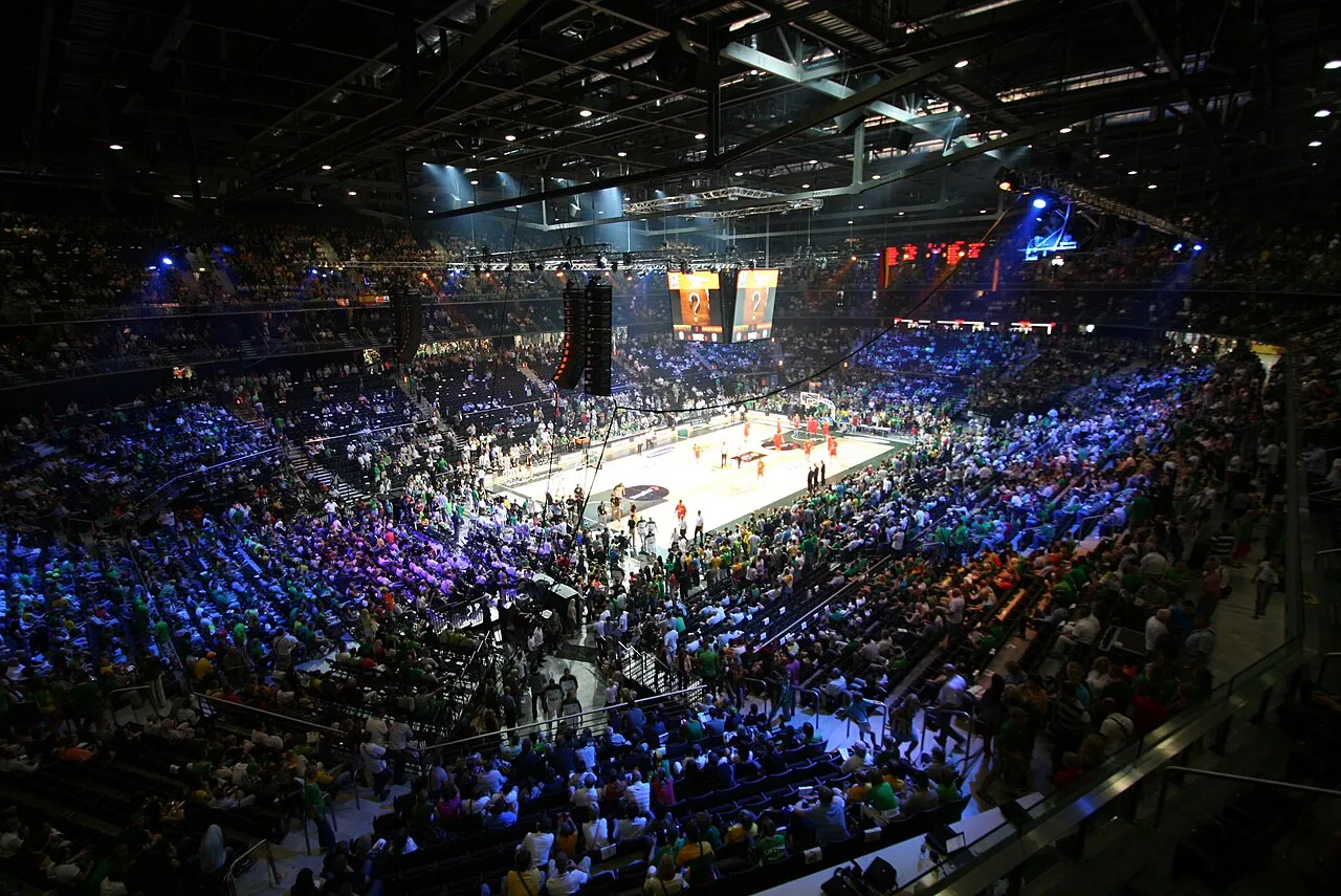 Interieur van de Žalgiris Arena in Kaunas, de thuishal van basketbalclub Kauno Žalgiris.