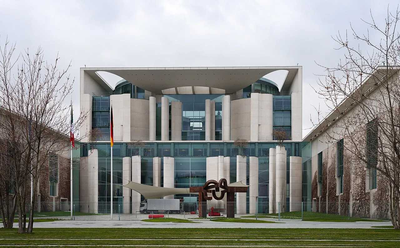 Het Bondskanselarij-gebouw in Berlijn, zetel van de Duitse regering die vasthoudt aan de sancties tegen Rusland.