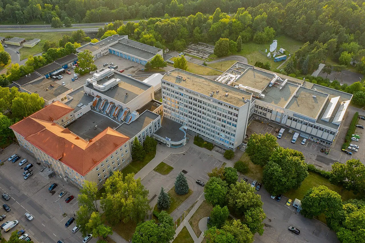 Gebouw van de Litouwse publieke omroep LRT in Vilnius, gezien van boven.