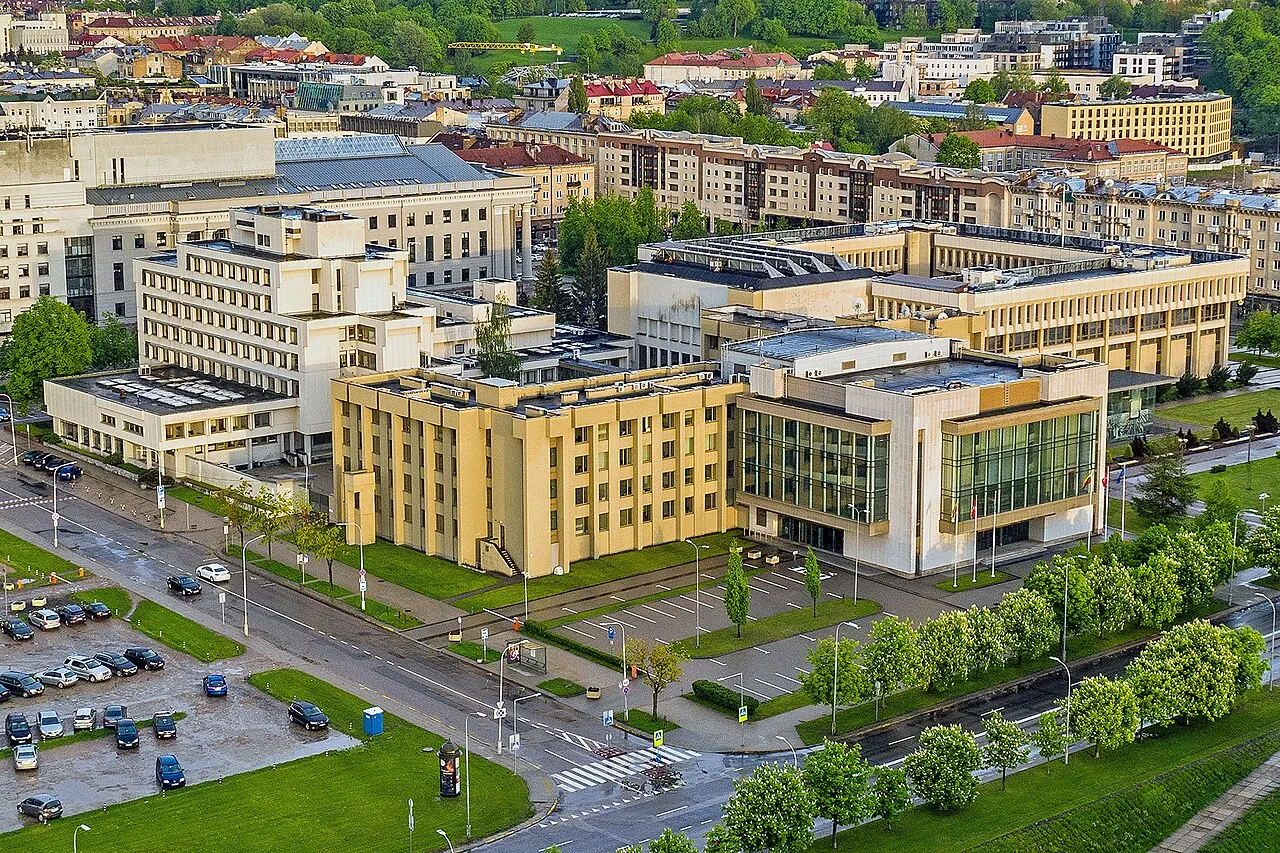 Luchtfoto van het Seimas-gebouwencomplex, het Litouwse parlement, in Vilnius