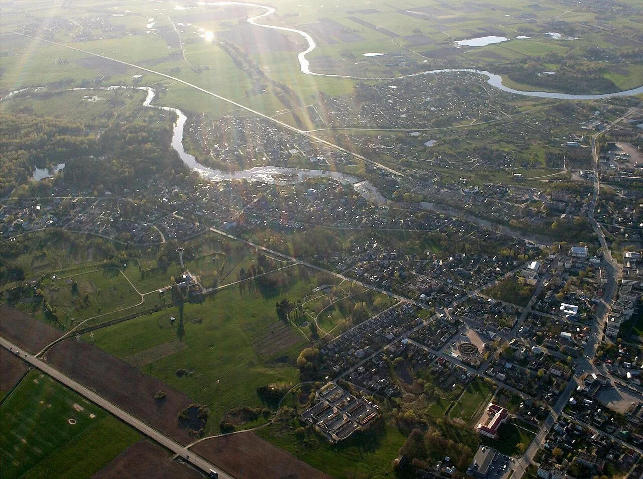 Luchtfoto van Pasvalys, het Litouwse district waar vermoedelijke wrakstukken van de drone terechtkwamen