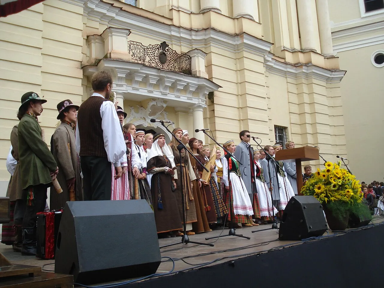 Het Litouwse folkloreensemble Ratilio treedt op aan de Universiteit van Vilnius