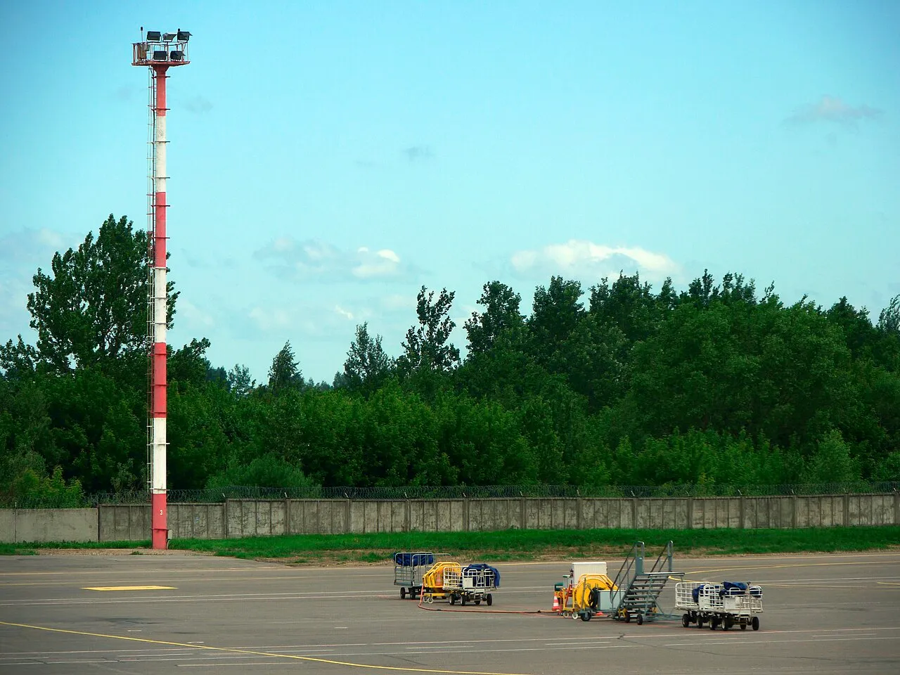 Platform van de luchthaven van Vilnius met een vliegtuig.