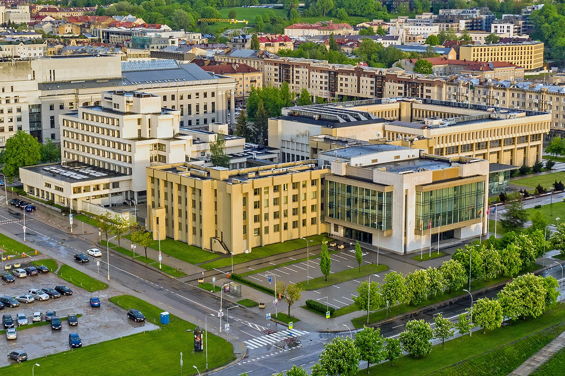 Luchtfoto van het Seimaspaleis, het Litouwse parlementsgebouw, in Vilnius